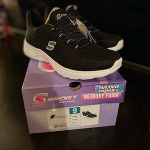 Brand new in box Sketchers women’s size 9 shoes
